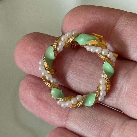 Vintage Gold Tone Wreath Brooch with Faux Pearls and Green Enamel Leaves - Picture 4 of 7